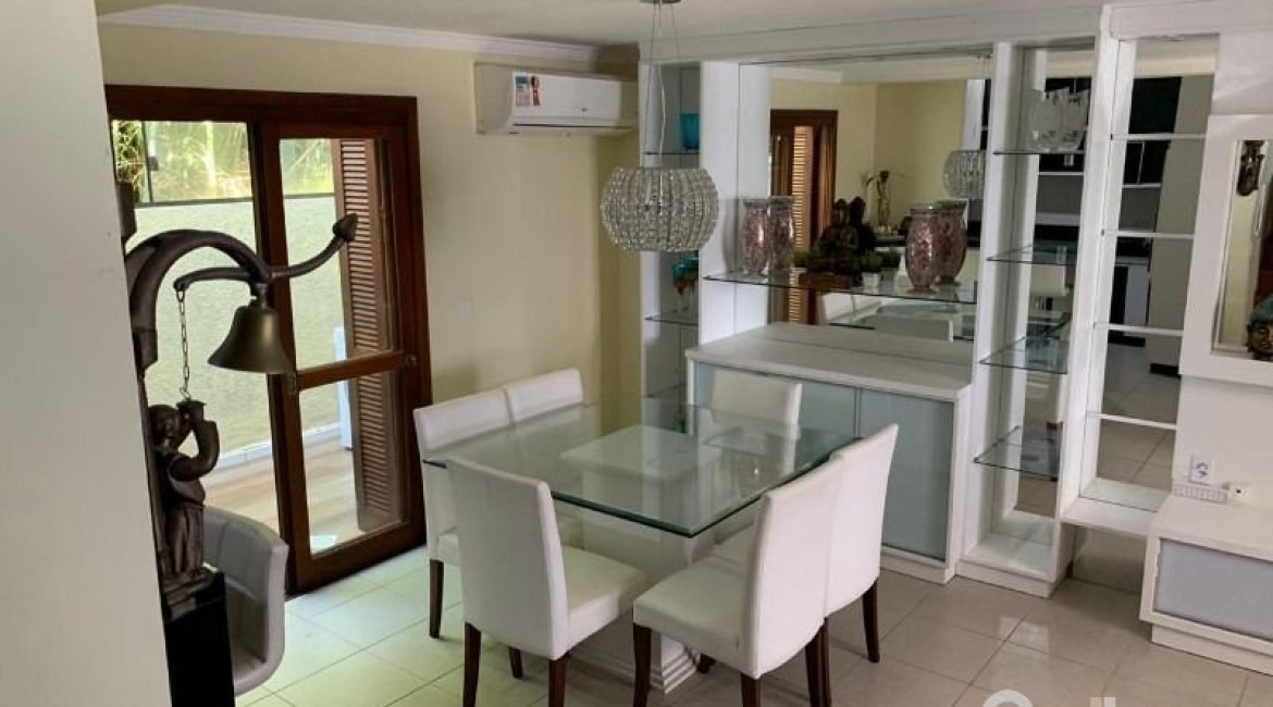 Casa em Condomínio à venda com 122m², 3 dormitórios, 1 suíte, 2 vagas, no bairro Cristal em Porto Alegre