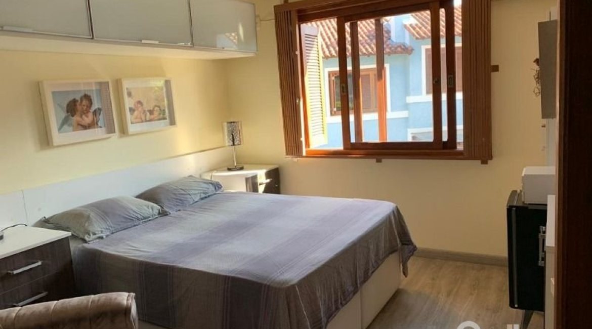 Casa em Condomínio à venda com 122m², 3 dormitórios, 1 suíte, 2 vagas, no bairro Cristal em Porto Alegre