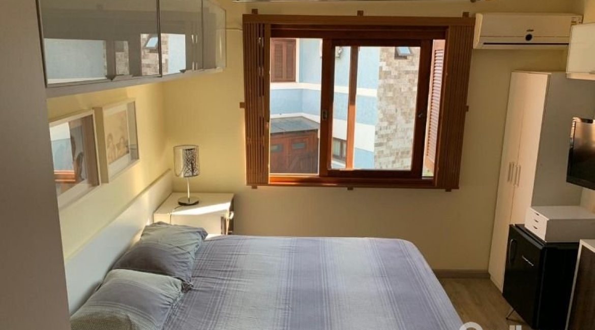 Casa em Condomínio à venda com 122m², 3 dormitórios, 1 suíte, 2 vagas, no bairro Cristal em Porto Alegre