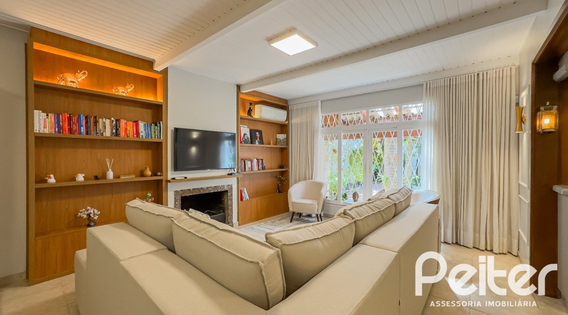 Casa à venda com 350m², 6 dormitórios, 1 suíte, 4 vagas, no bairro Tristeza em Porto Alegre