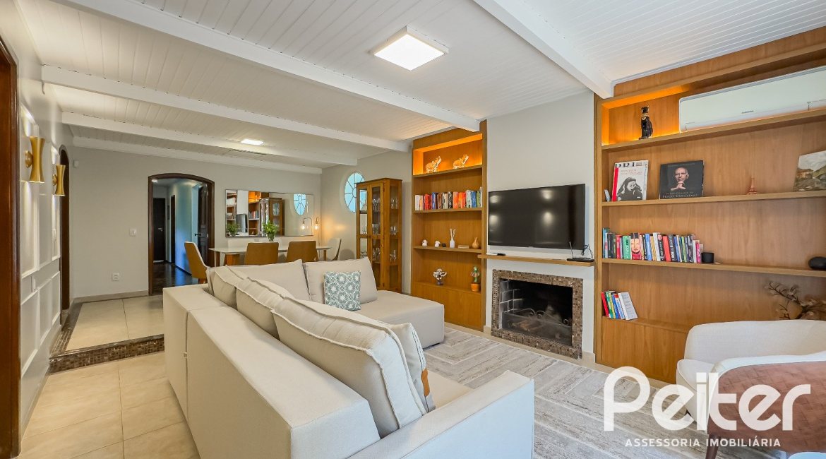 Casa à venda com 350m², 6 dormitórios, 1 suíte, 4 vagas, no bairro Tristeza em Porto Alegre