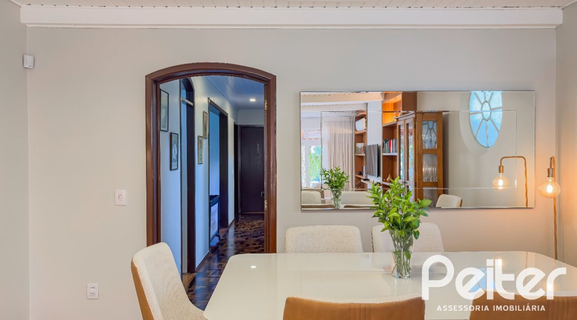 Casa à venda com 350m², 6 dormitórios, 1 suíte, 4 vagas, no bairro Tristeza em Porto Alegre