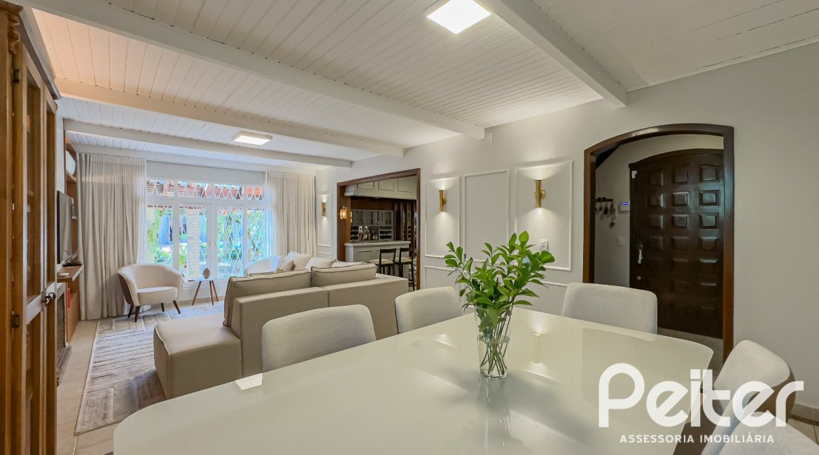 Casa à venda com 350m², 6 dormitórios, 1 suíte, 4 vagas, no bairro Tristeza em Porto Alegre