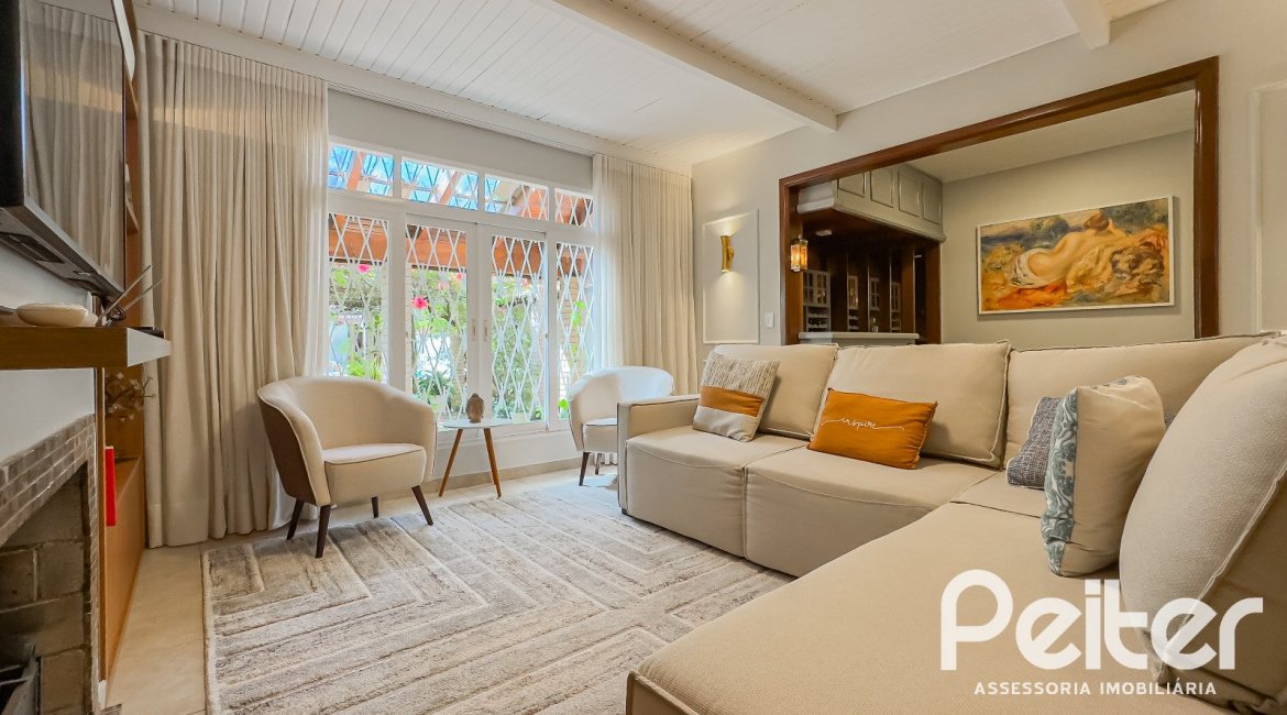 Casa à venda com 350m², 6 dormitórios, 1 suíte, 4 vagas, no bairro Tristeza em Porto Alegre