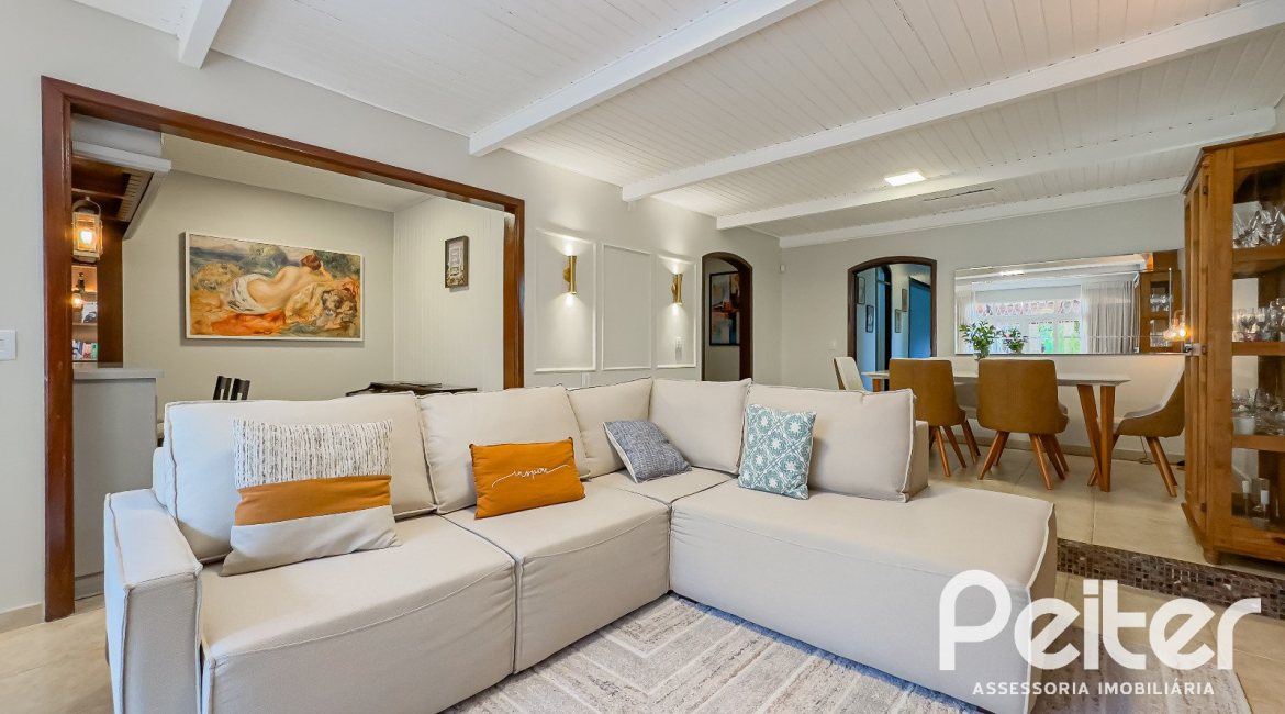 Casa à venda com 350m², 6 dormitórios, 1 suíte, 4 vagas, no bairro Tristeza em Porto Alegre