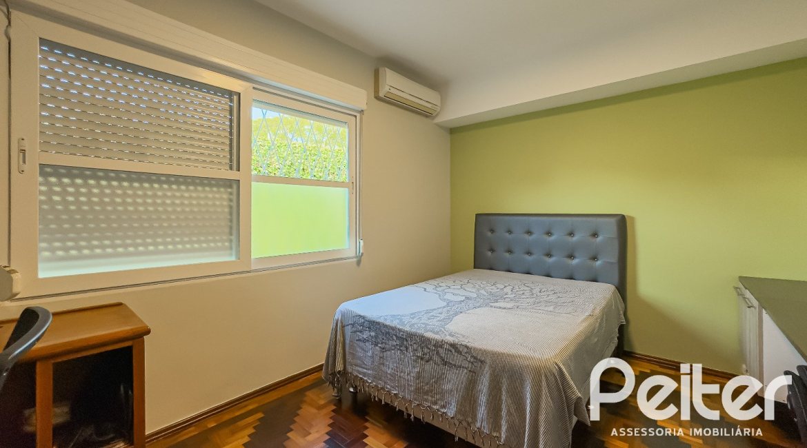 Casa à venda com 350m², 6 dormitórios, 1 suíte, 4 vagas, no bairro Tristeza em Porto Alegre