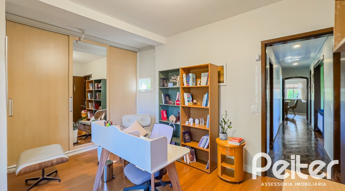 Casa à venda com 350m², 6 dormitórios, 1 suíte, 4 vagas, no bairro Tristeza em Porto Alegre