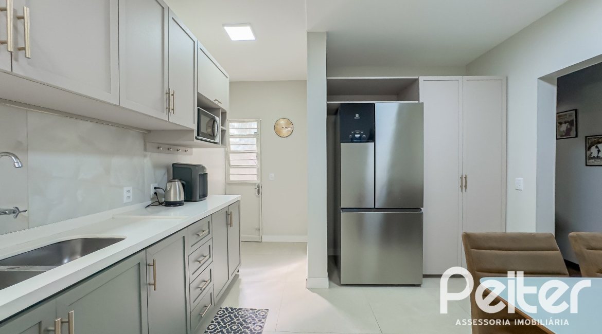 Casa à venda com 350m², 6 dormitórios, 1 suíte, 4 vagas, no bairro Tristeza em Porto Alegre