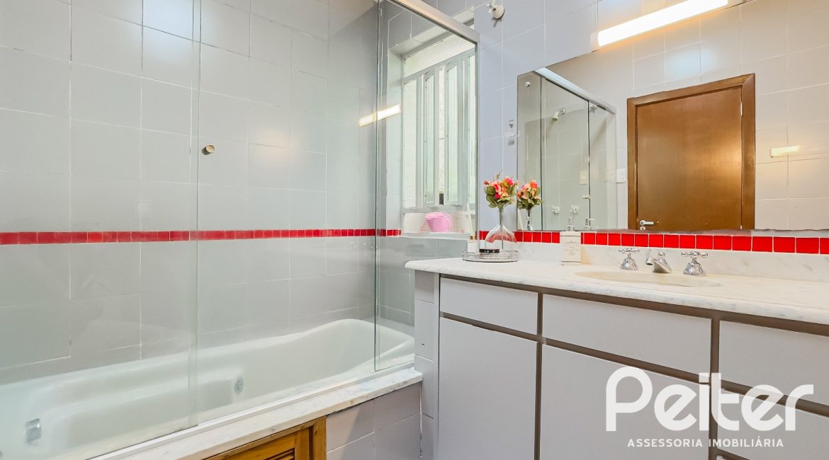 Casa à venda com 350m², 6 dormitórios, 1 suíte, 4 vagas, no bairro Tristeza em Porto Alegre