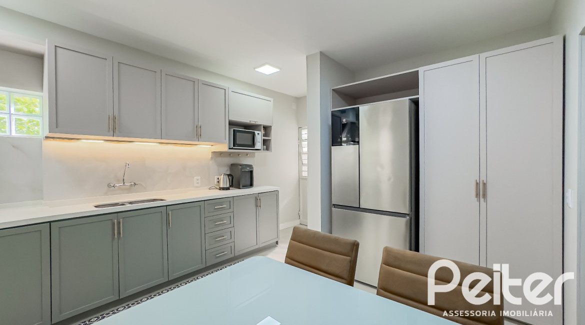 Casa à venda com 350m², 6 dormitórios, 1 suíte, 4 vagas, no bairro Tristeza em Porto Alegre