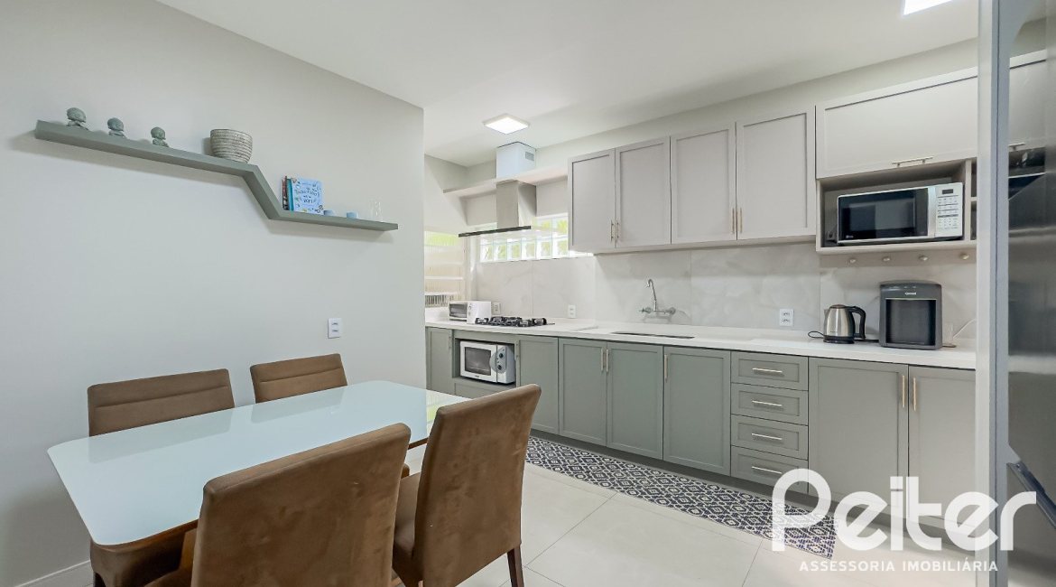 Casa à venda com 350m², 6 dormitórios, 1 suíte, 4 vagas, no bairro Tristeza em Porto Alegre