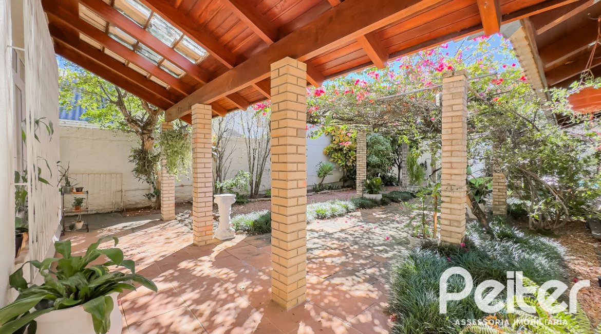 Casa à venda com 350m², 6 dormitórios, 1 suíte, 4 vagas, no bairro Tristeza em Porto Alegre