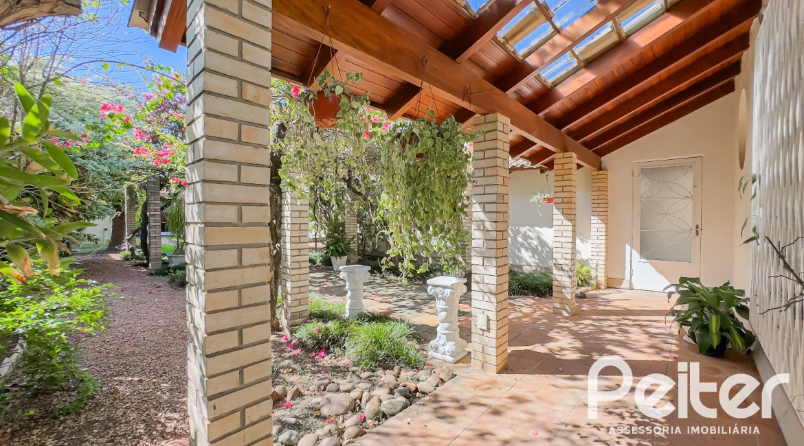 Casa à venda com 350m², 6 dormitórios, 1 suíte, 4 vagas, no bairro Tristeza em Porto Alegre