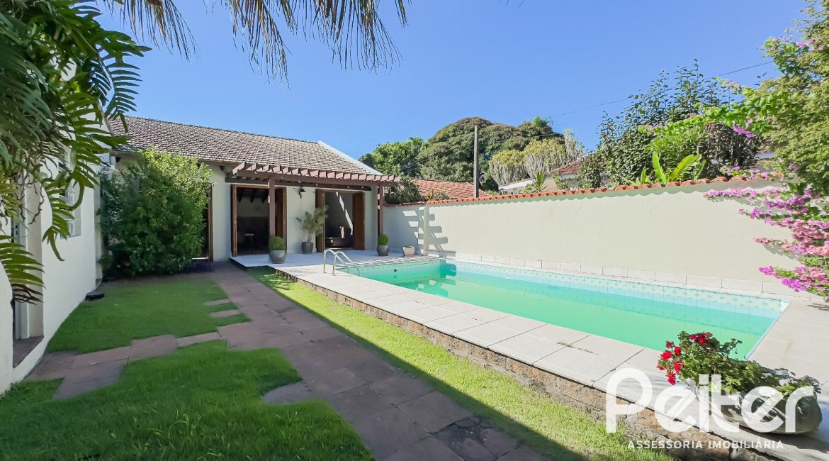 Casa à venda com 350m², 6 dormitórios, 1 suíte, 4 vagas, no bairro Tristeza em Porto Alegre