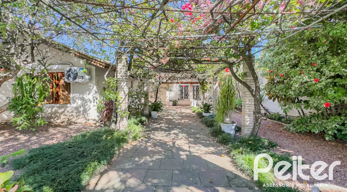 Casa à venda com 350m², 6 dormitórios, 1 suíte, 4 vagas, no bairro Tristeza em Porto Alegre