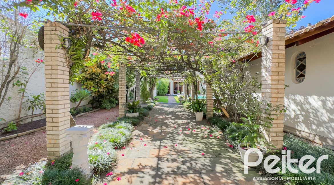 Casa à venda com 350m², 6 dormitórios, 1 suíte, 4 vagas, no bairro Tristeza em Porto Alegre