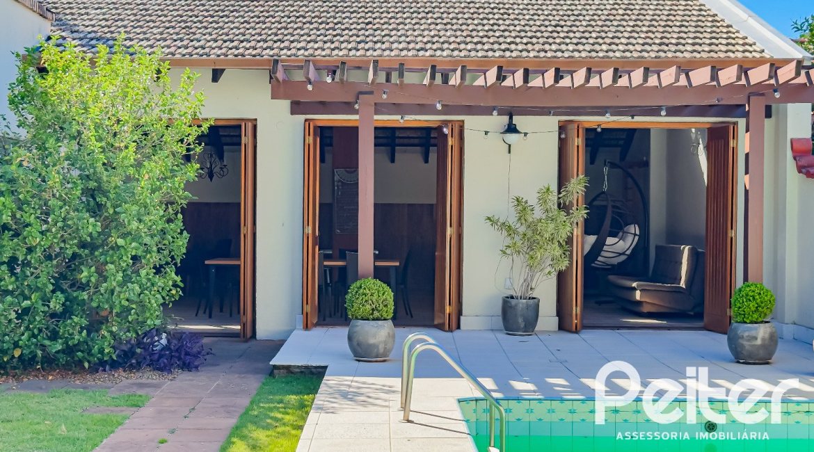 Casa à venda com 350m², 6 dormitórios, 1 suíte, 4 vagas, no bairro Tristeza em Porto Alegre