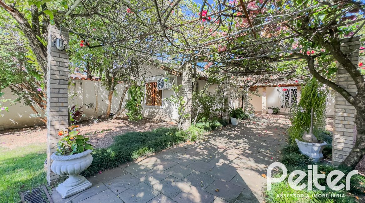 Casa à venda com 350m², 6 dormitórios, 1 suíte, 4 vagas, no bairro Tristeza em Porto Alegre