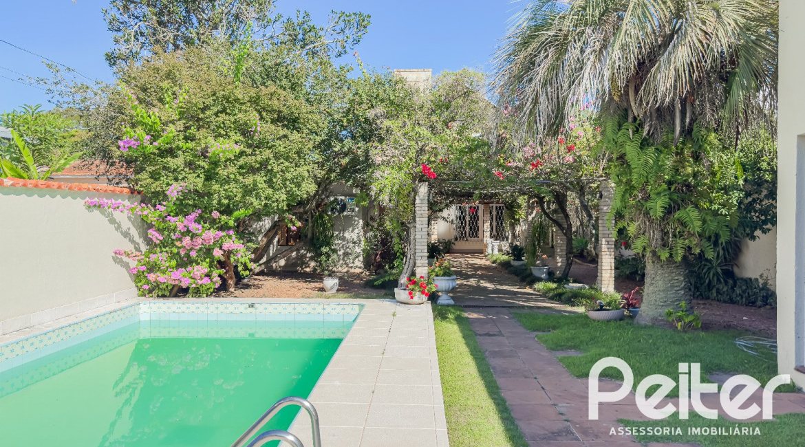 Casa à venda com 350m², 6 dormitórios, 1 suíte, 4 vagas, no bairro Tristeza em Porto Alegre