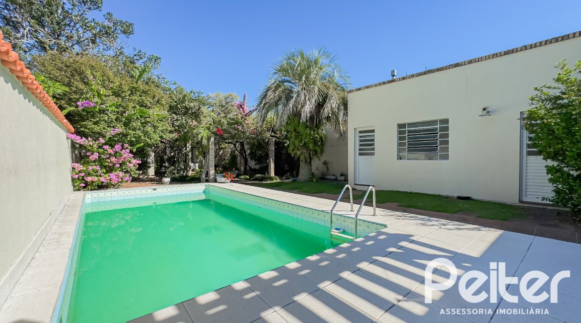 Casa à venda com 350m², 6 dormitórios, 1 suíte, 4 vagas, no bairro Tristeza em Porto Alegre