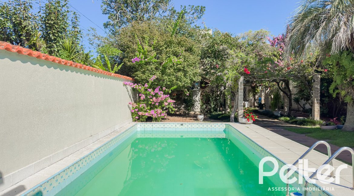 Casa à venda com 350m², 6 dormitórios, 1 suíte, 4 vagas, no bairro Tristeza em Porto Alegre