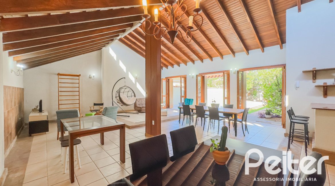 Casa à venda com 350m², 6 dormitórios, 1 suíte, 4 vagas, no bairro Tristeza em Porto Alegre