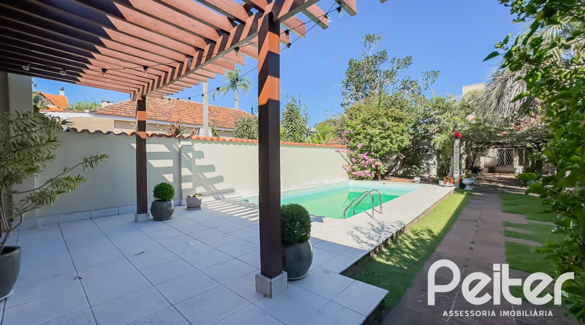 Casa à venda com 350m², 6 dormitórios, 1 suíte, 4 vagas, no bairro Tristeza em Porto Alegre