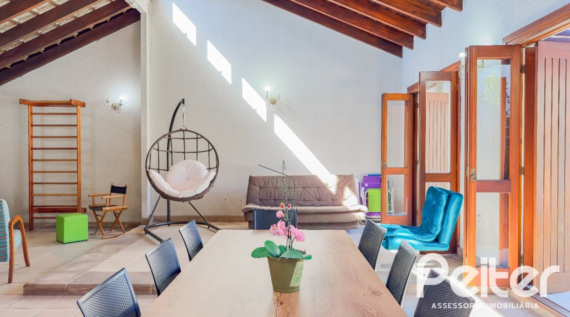 Casa à venda com 350m², 6 dormitórios, 1 suíte, 4 vagas, no bairro Tristeza em Porto Alegre