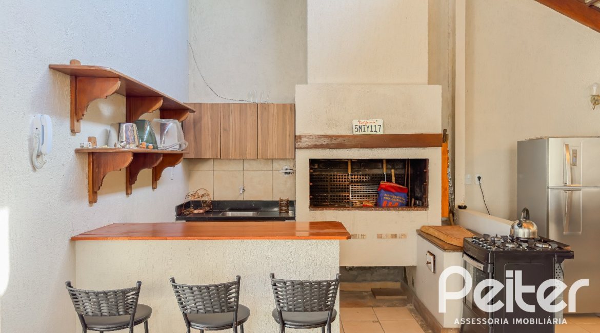 Casa à venda com 350m², 6 dormitórios, 1 suíte, 4 vagas, no bairro Tristeza em Porto Alegre