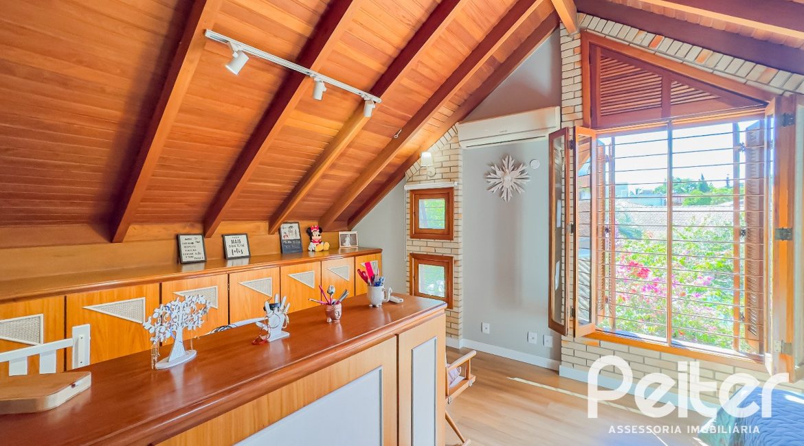 Casa à venda com 350m², 6 dormitórios, 1 suíte, 4 vagas, no bairro Tristeza em Porto Alegre