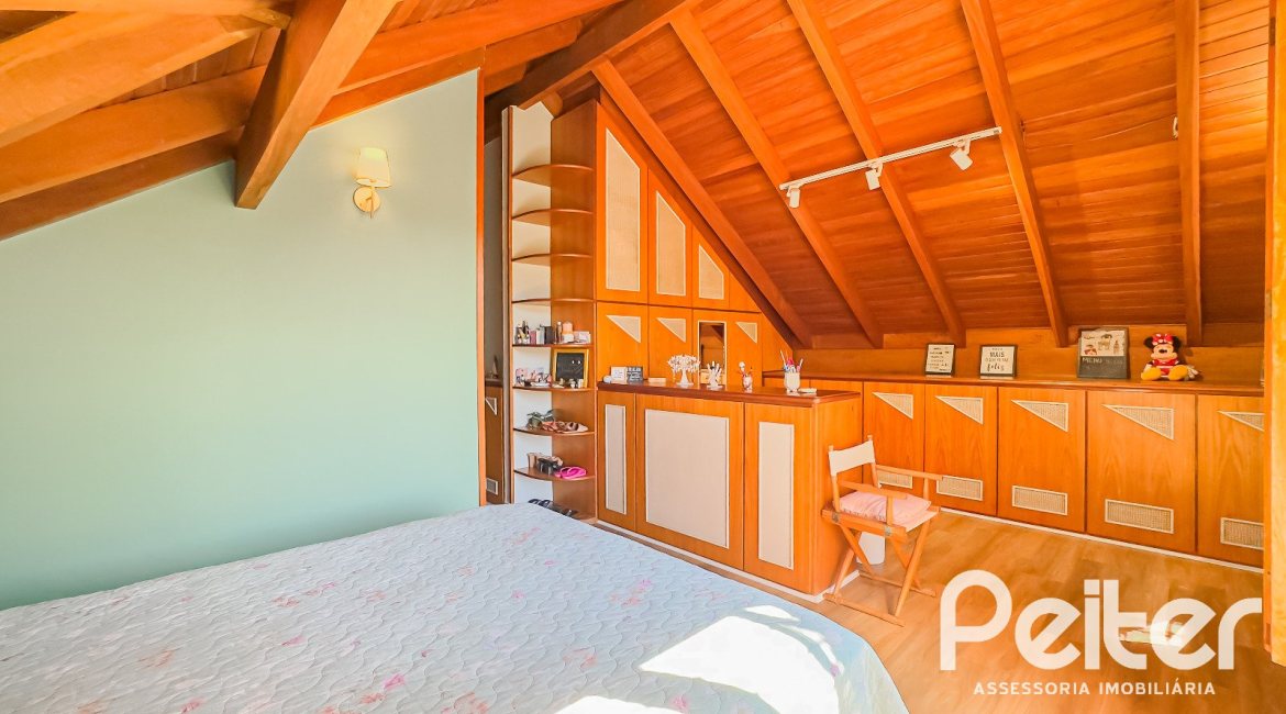 Casa à venda com 350m², 6 dormitórios, 1 suíte, 4 vagas, no bairro Tristeza em Porto Alegre