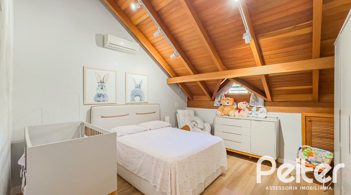 Casa à venda com 350m², 6 dormitórios, 1 suíte, 4 vagas, no bairro Tristeza em Porto Alegre