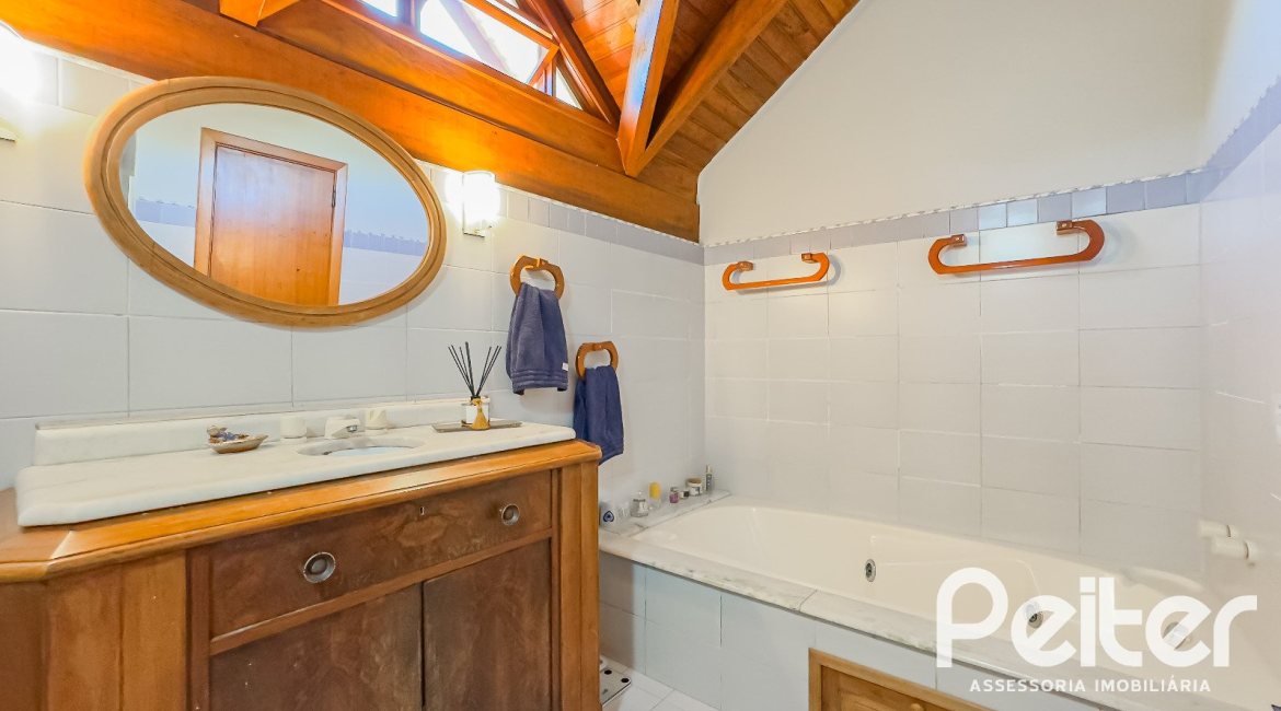 Casa à venda com 350m², 6 dormitórios, 1 suíte, 4 vagas, no bairro Tristeza em Porto Alegre