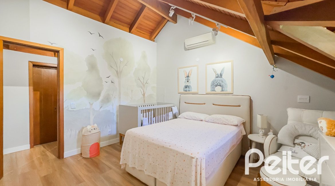 Casa à venda com 350m², 6 dormitórios, 1 suíte, 4 vagas, no bairro Tristeza em Porto Alegre