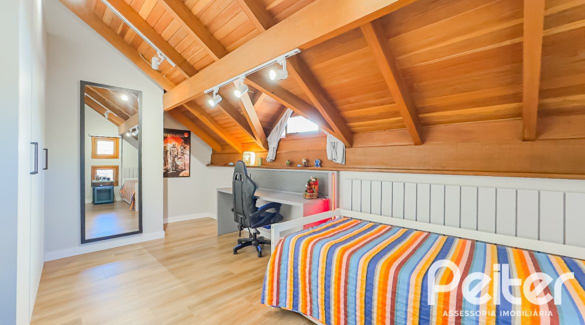 Casa à venda com 350m², 6 dormitórios, 1 suíte, 4 vagas, no bairro Tristeza em Porto Alegre