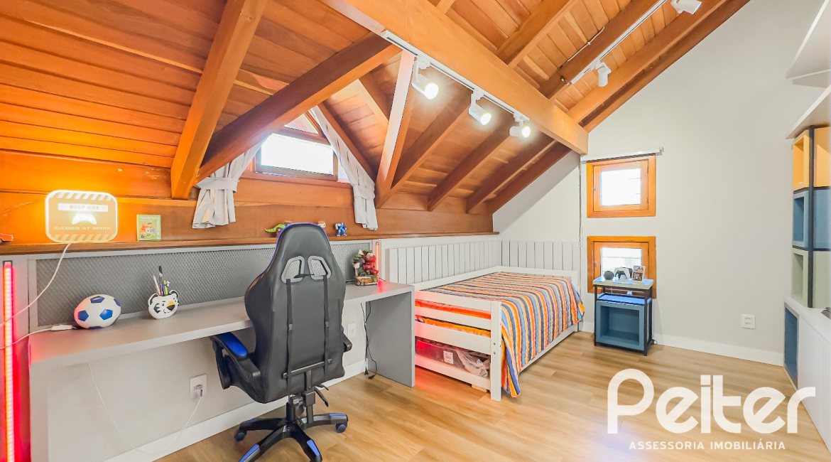 Casa à venda com 350m², 6 dormitórios, 1 suíte, 4 vagas, no bairro Tristeza em Porto Alegre