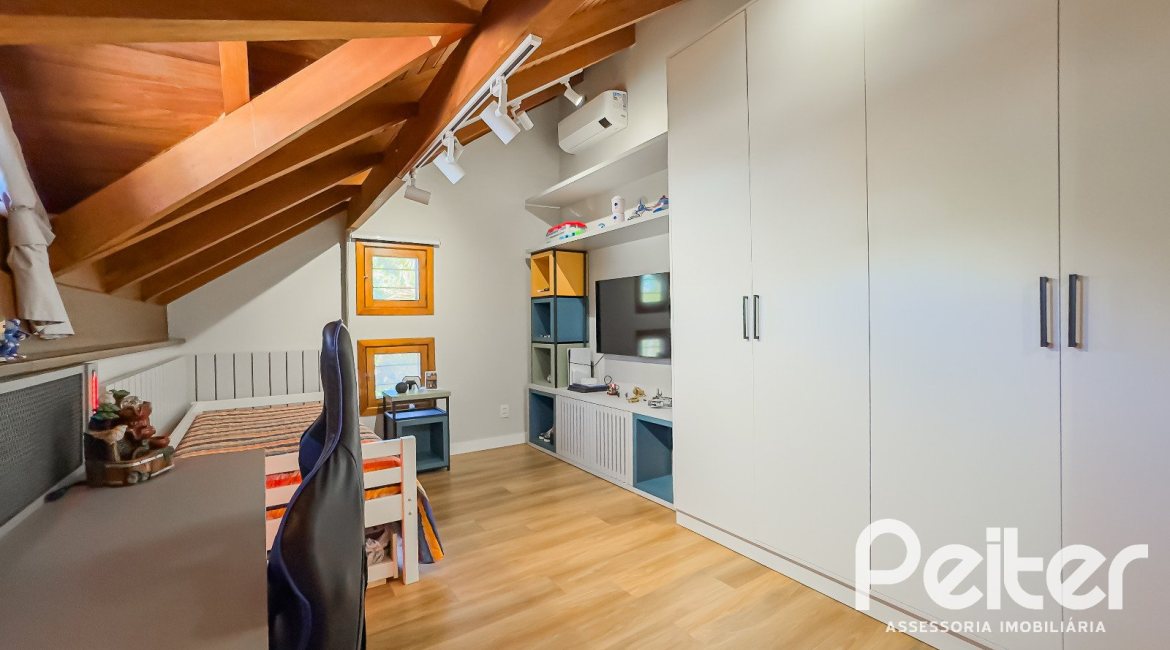 Casa à venda com 350m², 6 dormitórios, 1 suíte, 4 vagas, no bairro Tristeza em Porto Alegre