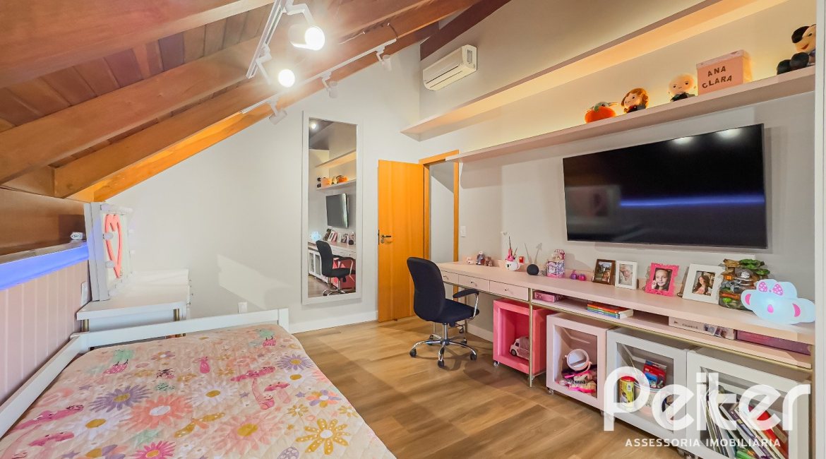 Casa à venda com 350m², 6 dormitórios, 1 suíte, 4 vagas, no bairro Tristeza em Porto Alegre