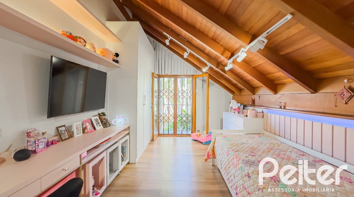 Casa à venda com 350m², 6 dormitórios, 1 suíte, 4 vagas, no bairro Tristeza em Porto Alegre