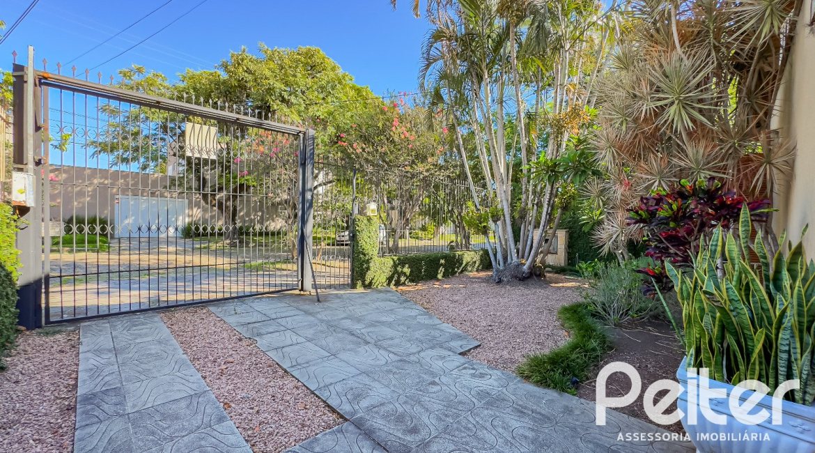 Casa à venda com 350m², 6 dormitórios, 1 suíte, 4 vagas, no bairro Tristeza em Porto Alegre