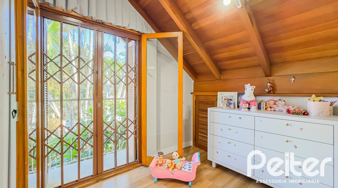 Casa à venda com 350m², 6 dormitórios, 1 suíte, 4 vagas, no bairro Tristeza em Porto Alegre