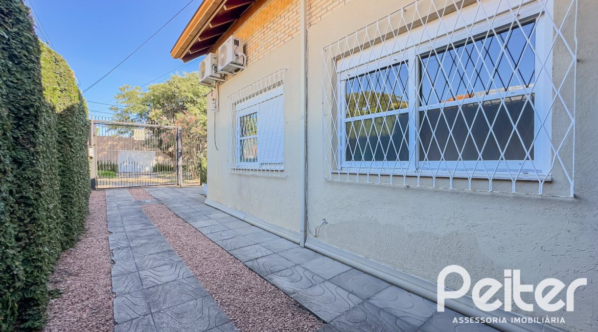 Casa à venda com 350m², 6 dormitórios, 1 suíte, 4 vagas, no bairro Tristeza em Porto Alegre