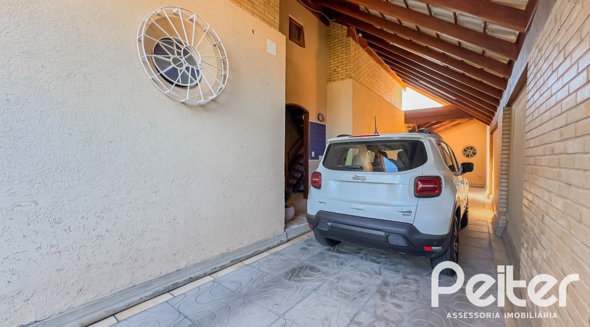 Casa à venda com 350m², 6 dormitórios, 1 suíte, 4 vagas, no bairro Tristeza em Porto Alegre