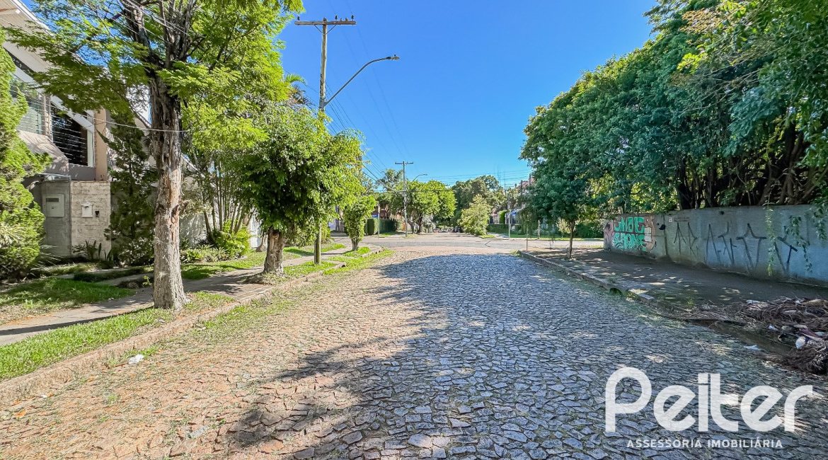 Casa à venda com 350m², 6 dormitórios, 1 suíte, 4 vagas, no bairro Tristeza em Porto Alegre