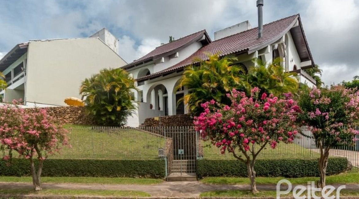 Casa à venda com 456m², 3 dormitórios, 3 suítes, 5 vagas, no bairro Vila Assunção em Porto Alegre