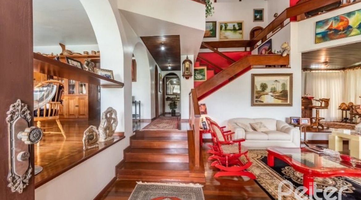 Casa à venda com 456m², 3 dormitórios, 3 suítes, 5 vagas, no bairro Vila Assunção em Porto Alegre