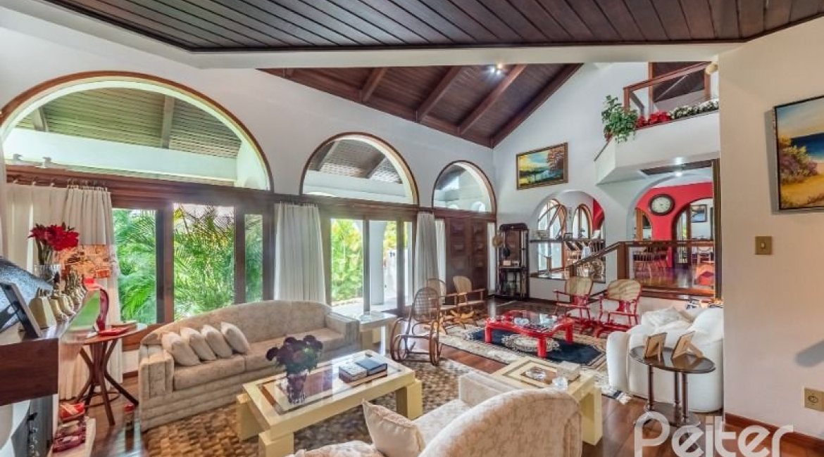 Casa à venda com 456m², 3 dormitórios, 3 suítes, 5 vagas, no bairro Vila Assunção em Porto Alegre