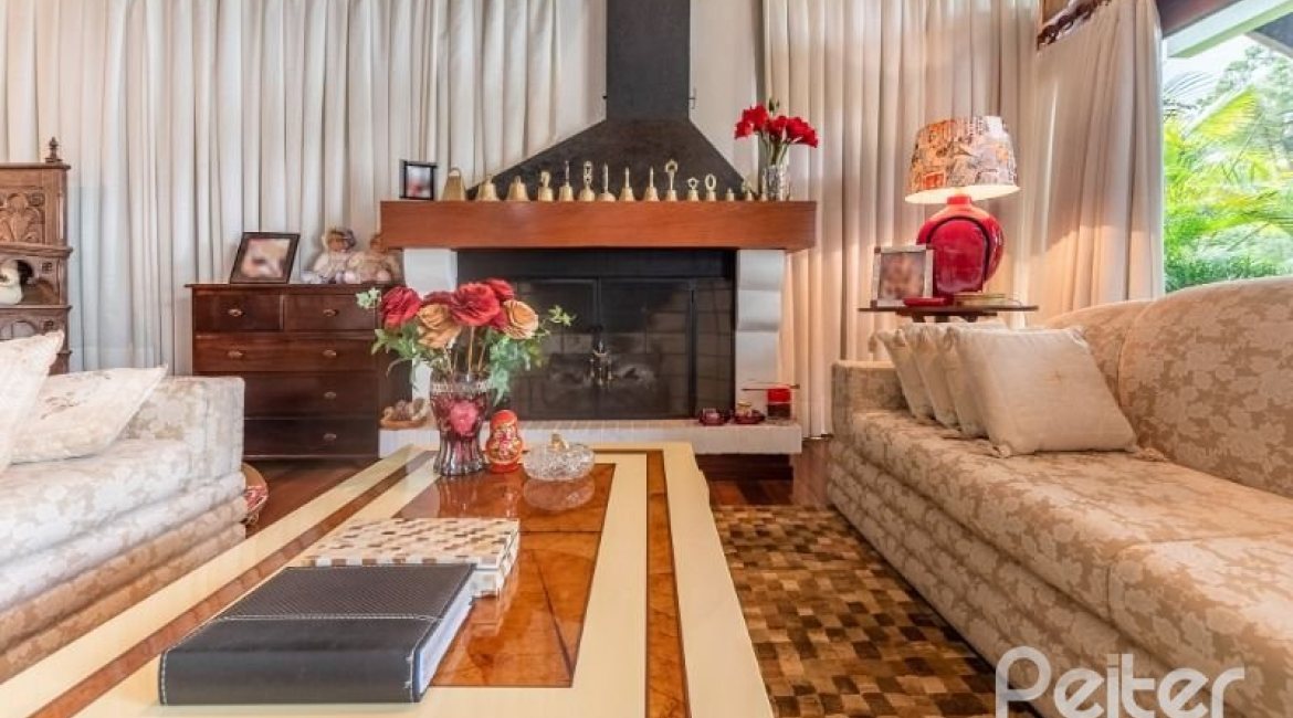 Casa à venda com 456m², 3 dormitórios, 3 suítes, 5 vagas, no bairro Vila Assunção em Porto Alegre