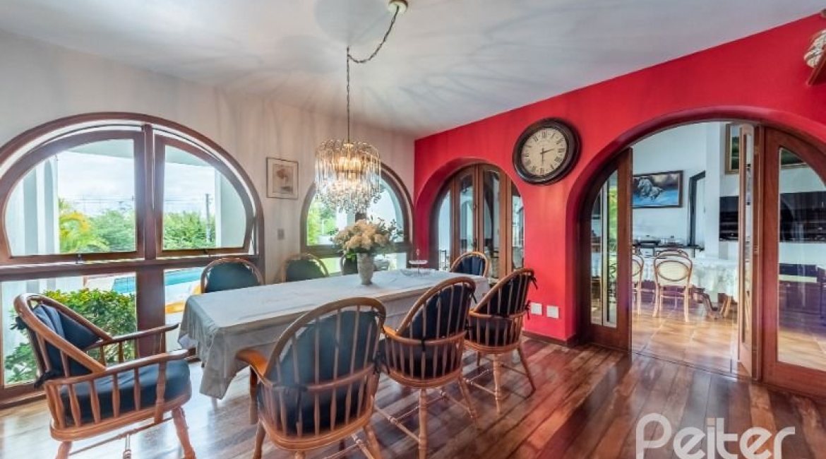 Casa à venda com 456m², 3 dormitórios, 3 suítes, 5 vagas, no bairro Vila Assunção em Porto Alegre