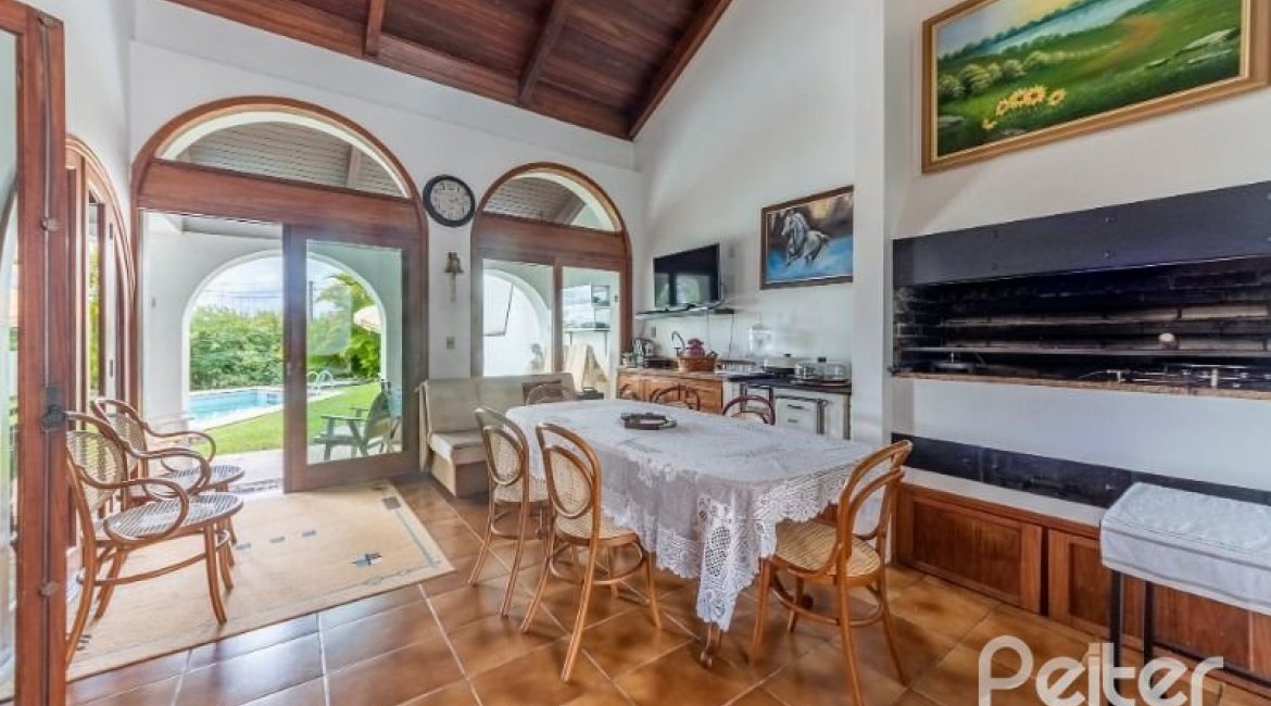 Casa à venda com 456m², 3 dormitórios, 3 suítes, 5 vagas, no bairro Vila Assunção em Porto Alegre